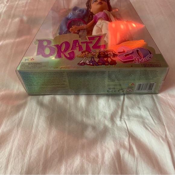 NIB NRFB bratz 20th anniversary yasmin 2021 reproduction d… - Picture 3 of 7